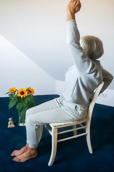 yoga auf dem stuhl